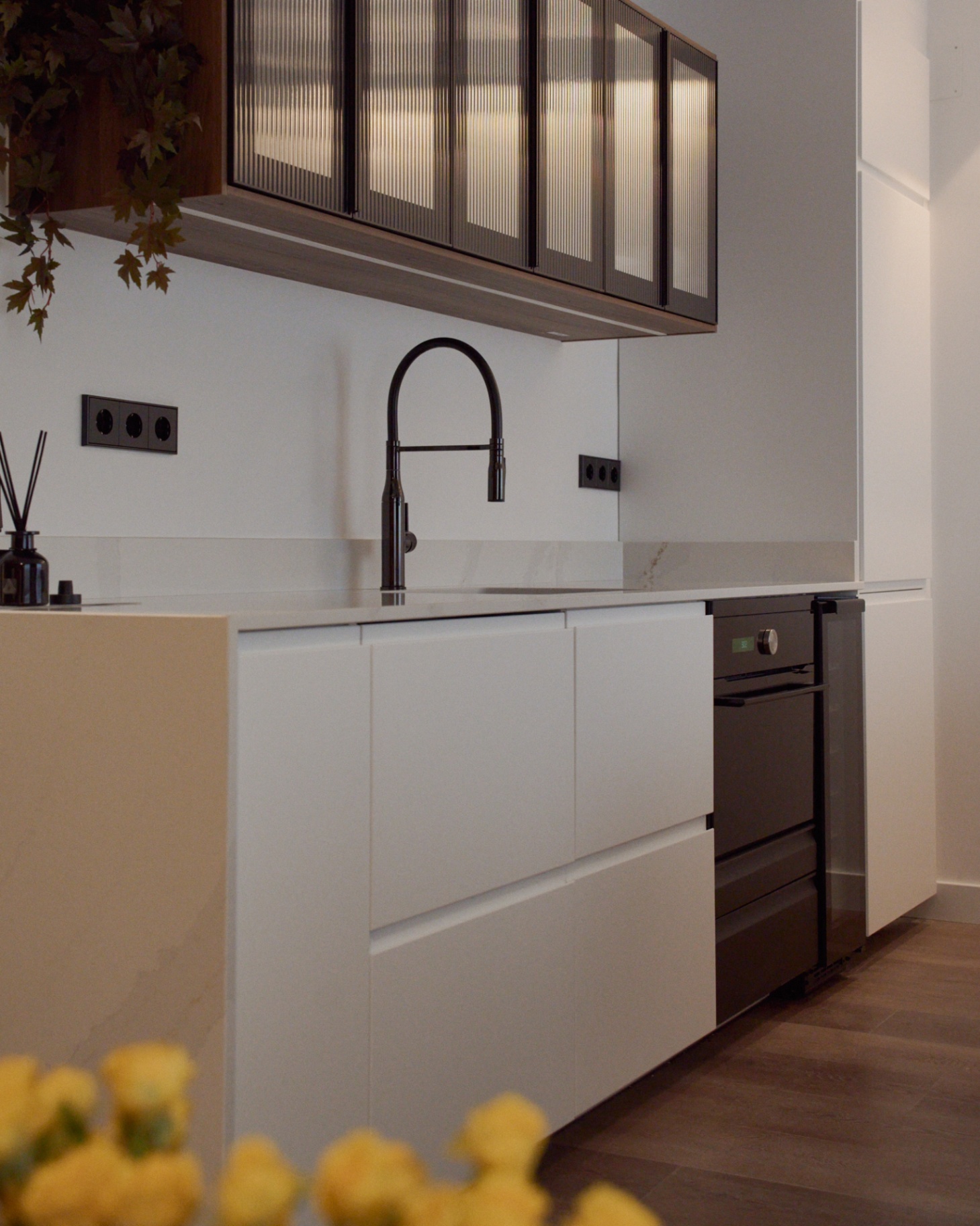 Cocina con isla y muebles a medida