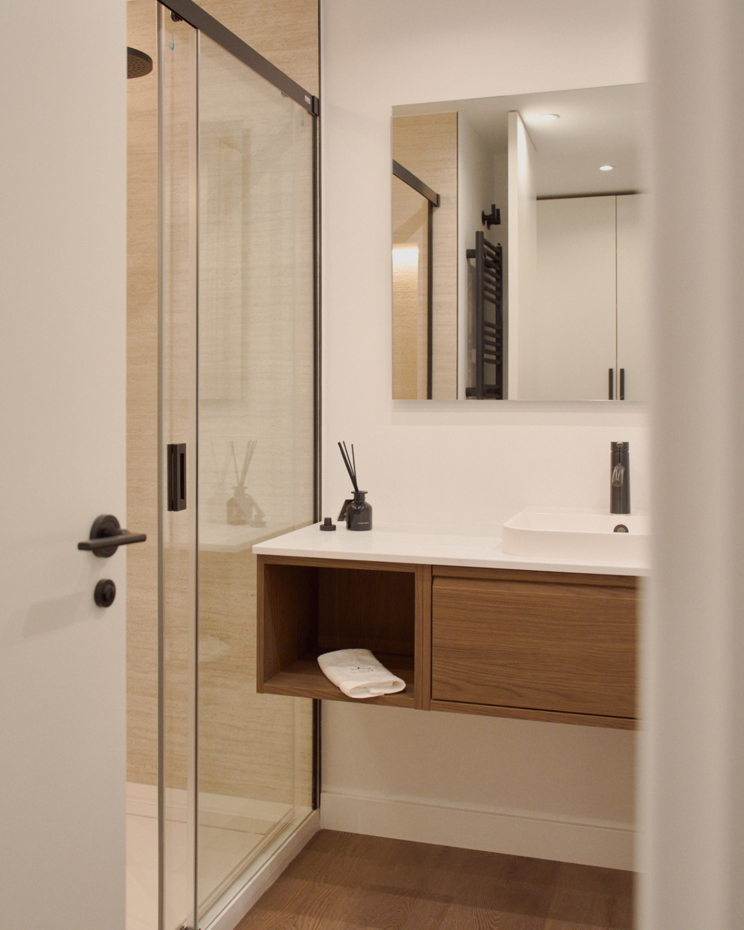 Baño con mueble de madera y encimera blanca